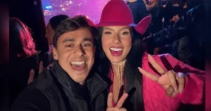 Ana Castela faz ‘22’ com Nikolas em Barretos; foto viraliza durante passagem de Flávio Bolsonaro pela festa