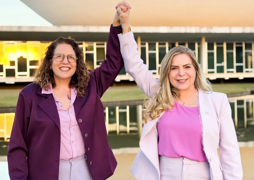Mitchelle Meira e Luizianne Lins fazem encontro com eleitores no bairro Benfica em Fortaleza