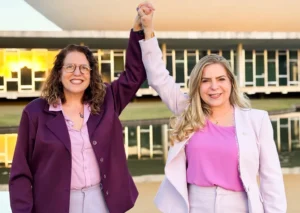Mitchelle Meira e Luizianne Lins fazem encontro com eleitores no bairro Benfica em Fortaleza