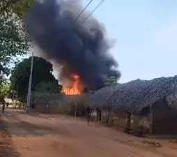 Após incêndio destruir 38 casas na Aldeia Canuanã, prefeito anuncia reconstrução; Governo libera R$ 300 mil e políticos articulam ajuda