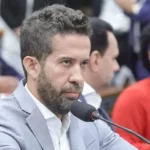 Janones faz retratação a Nikolas Ferreira, engana aliados e adversários e depois revela “bait”; entenda a confusão