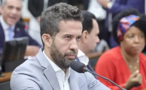 Nikolas Ferreira vence na Justiça e André Janones é obrigado a gravar vídeo de retratação; veja o que ele disse