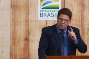 PF mira Mário Frias e produtora de filme sobre Bolsonaro em operação autorizada por Flávio Dino