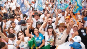 Marcos Júnior e Janad reúnem multidão em caminhada na Avenida Tocantins