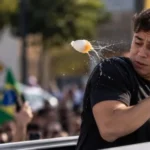 Nikolas Ferreira leva ovada durante ato de campanha em Lagoa Santa; homem arremessa ao menos três ovos e imagens viralizam