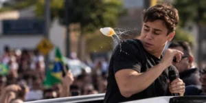 Nikolas Ferreira leva ovada durante ato de campanha em Lagoa Santa; homem arremessa ao menos três ovos e imagens viralizam