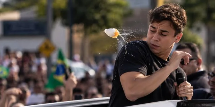 Nikolas Ferreira leva ovada durante ato de campanha em Lagoa Santa; homem arremessa ao menos três ovos e imagens viralizam