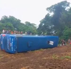 Ônibus que seguia para Palmas tomba na Bahia e deixa oito mortos e 12 feridos