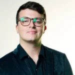 Thiago Loures completa 16 anos de carreira no marketing digital com passagens pela Furacão 2000, Anitta e pelo filme Minha Mãe é uma Peça