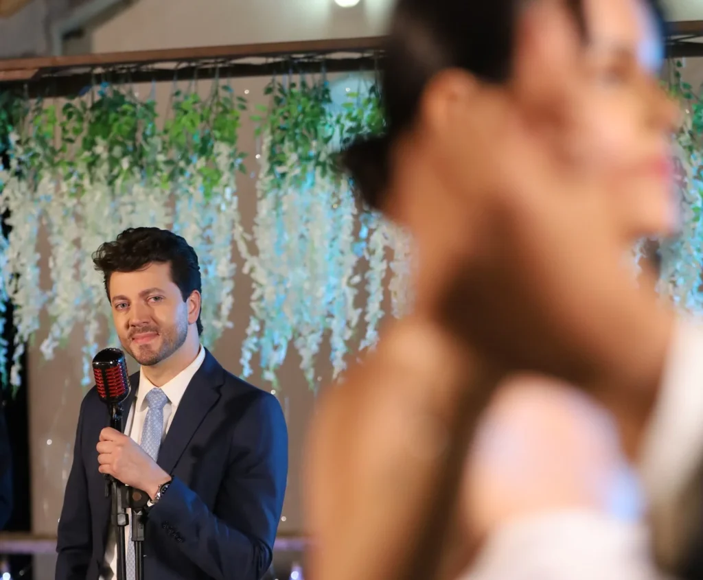Evandro Jr. transforma dilemas do amor em história cinematográfica no clipe de “Vai Casar”