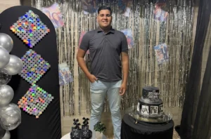 Dougllas Fernanddo recebe mensagens de artistas e comemora aniversário com festa privada