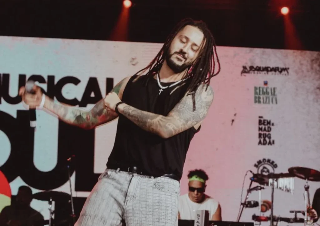 Julies mobiliza fãs e busca marcas para audiovisual de emo em reggae com Pe Lanza, Hateen, Hevo84 e Replace