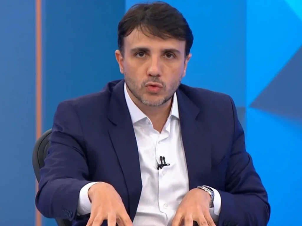 Renan Santos vota em SP, chama eleição de “bizarra” e dispara contra Flávio Bolsonaro
