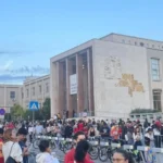 Disputa entre Lula e Flávio Bolsonaro mobiliza brasileiros e registra filas em Paris e Lisboa