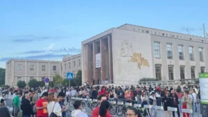 Disputa entre Lula e Flávio Bolsonaro mobiliza brasileiros e registra filas em Paris e Lisboa