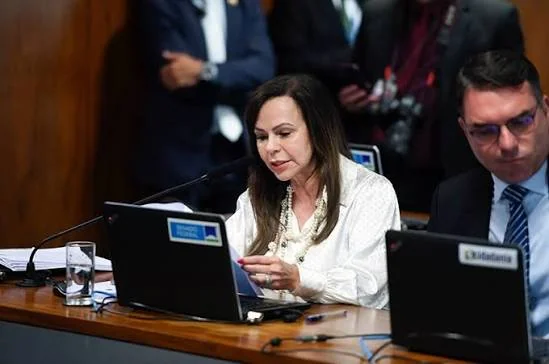 Dorinha conversa com Flávio Bolsonaro, e aliados articulam visita ao Tocantins