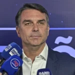 Avião associado a suposta viagem de Flávio segue na fronteira; aliado diz que senador está “esfriando a cabeça”