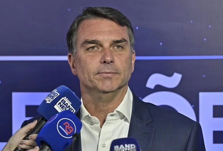 Avião associado a suposta viagem de Flávio segue na fronteira; aliado diz que senador está “esfriando a cabeça”
