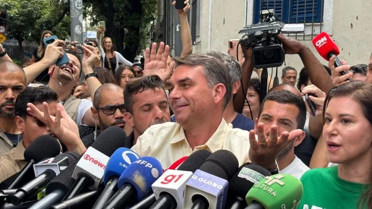 “Espero que seja suficiente para dar vitória no primeiro turno”, diz Flávio após votar no Rio