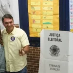 Flávio Bolsonaro vota no Rio: “Chegou a hora da mudança de verdade”