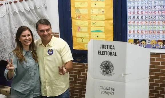 Flávio Bolsonaro vota no Rio: “Chegou a hora da mudança de verdade”