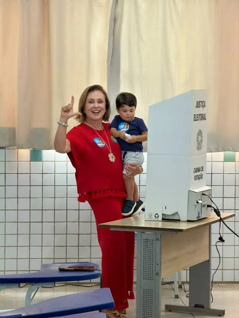 Kátia Abreu vota ao lado do primeiro bisneto e reafirma apoio a Lula: “Momento histórico”
