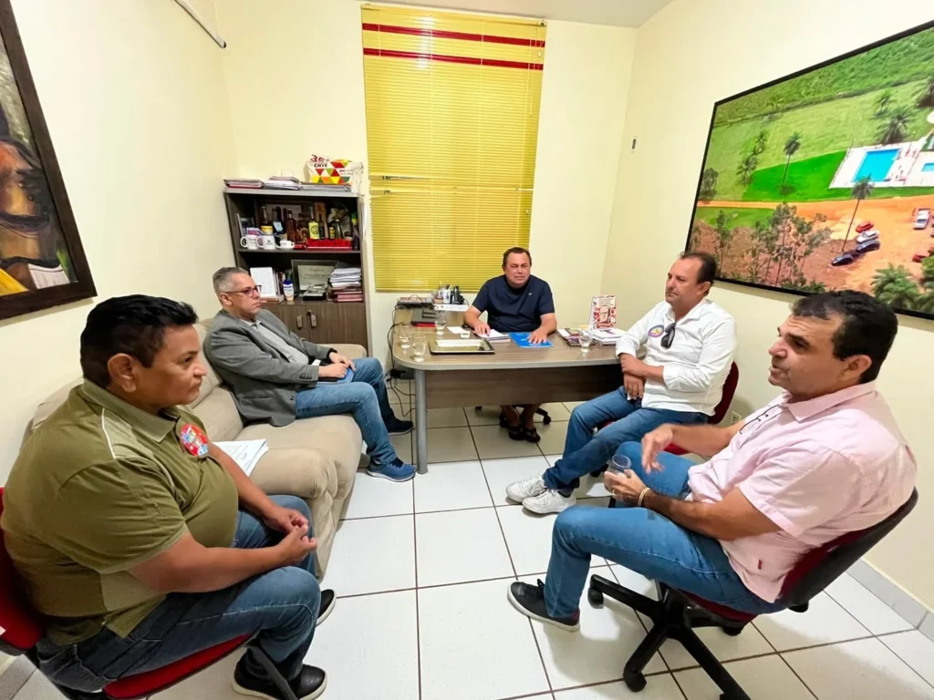 Equipe de Vicentinho recebe reivindicações do Sintet; presidente cobra projeto de Estado para a educação