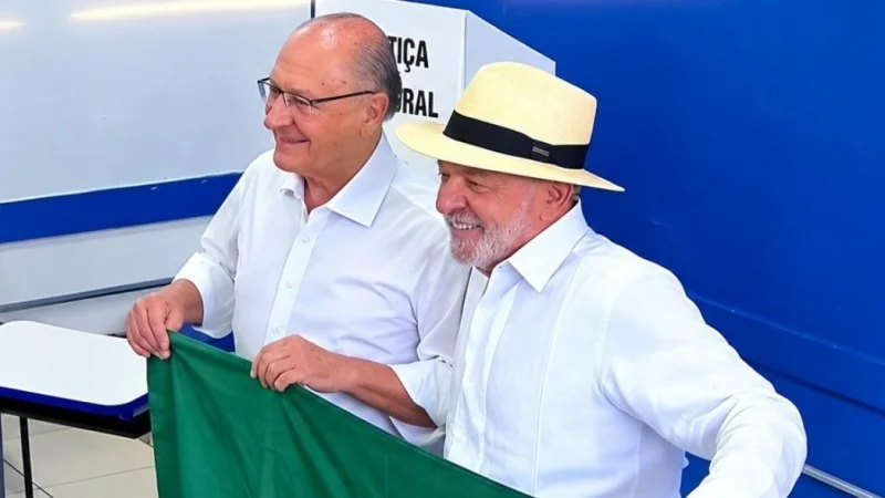 “O povo é soberano”, diz Lula ao votar em São Bernardo e defender respeito ao resultado