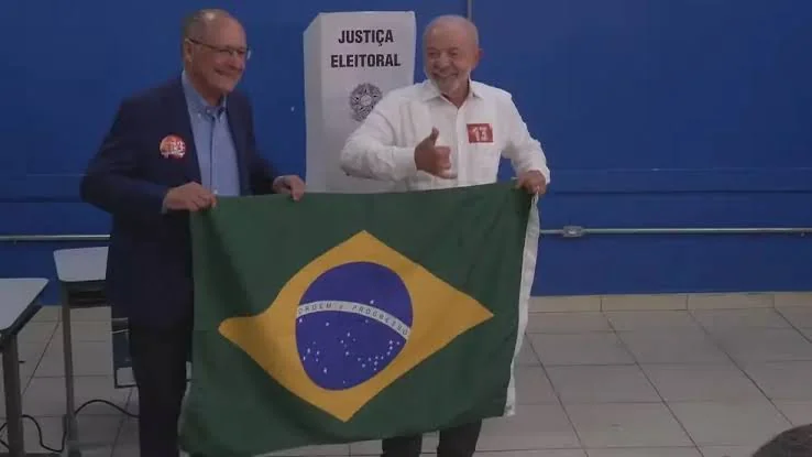 Lula vota no ABC e declara: “Se eu for eleito, devo ao povo brasileiro”