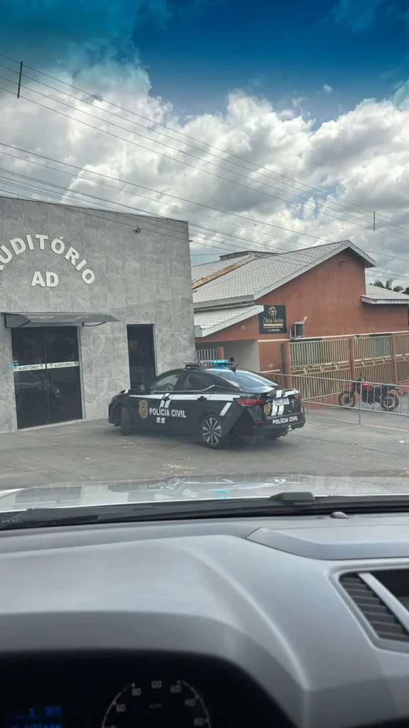 Pastor Cainã é conduzido após revista em casa pastoral por suspeita de compra de votos em Muricilândia; Veja o vídeo