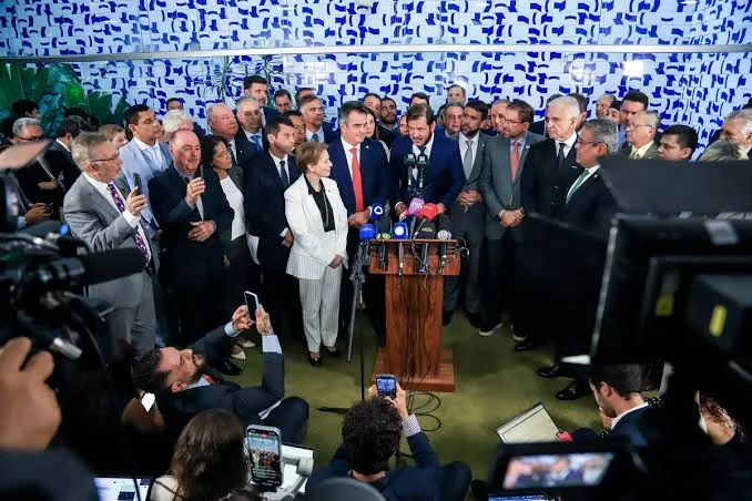 União Brasil e PP orientam apoio a Flávio Bolsonaro; federação elegeu 87 deputados