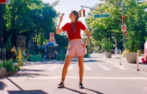 Laura Peartree une piseiro e Nova York em “Pisadinha de Nova York”