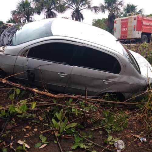 Homem perde o controle da direção capota o carro