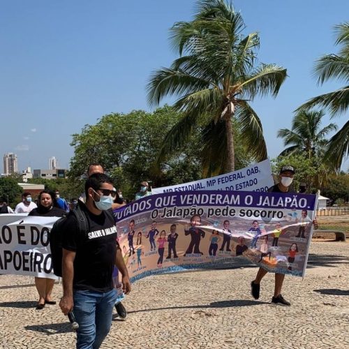 Clima esquentou! Empresários e Quilombolas fazem protesto contra a concessão do parque do Jalapão; Manifestante se estranha com PM