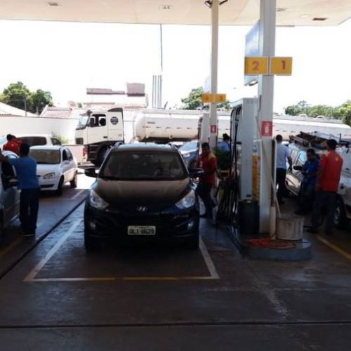 Cidades Tocantinenses registram filas quilométricas para abastecimento de produtos em Supermercados e petróleo em Postos de Gasolina