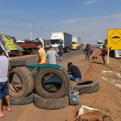 Caminhoneiros no Tocantins aderem manifestos e impede passagem em várias cidades: TrÃªs continuam com bloqueios