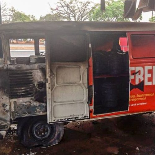 Kombi pega fogo ao lado de bomba de combustível após abastecimento