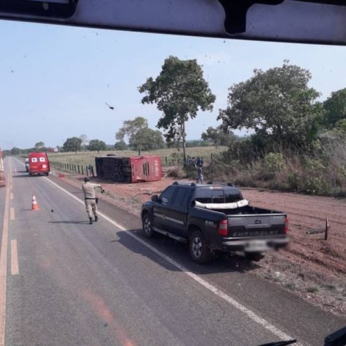 Dois passageiros morrem e outros dois ficam feridos após ônibus tombar na TO-336, próximo a Couto Magalhães