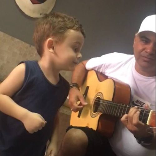 Sertanejo Marcelo Martins, do tchu, tcha, tcha, encanta a internet com vídeo de filho cantando