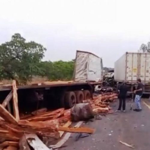 Batida de frente entre carretas causa trÃªs mortes e deixa um ferido na BR-153 próximo a Colinas