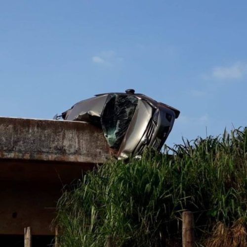 Carro capota e fica pendurado no guarda-corpo de uma ponte na TO-335 em Colinas; Apesar do susto motorista passa bem