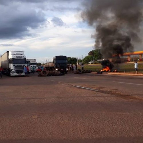 Caminhoneiros fecham parte da rodovia BR-153 em Colinas do Tocantins em ato de protesto