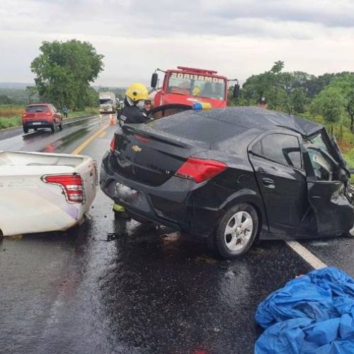 Batida frontal entre veículo da Secretária de Saúde de Bandeirantes e carro de passeio deixa duas vítimas fatais; PRF acompanha a ocorrÃªncia