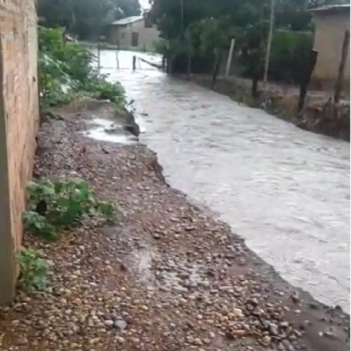 Forte temporal, faz córrego transbordar e invadir casas em Barra do Ouro; Veja os vídeos