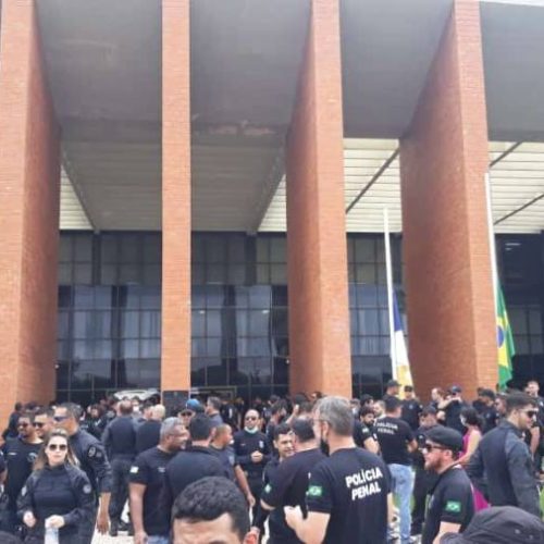 Grupo de policiais penais, realizam protesto em frente ao parlamento tocantinense; Na pauta aprovação de plano de carreiras e estatuto