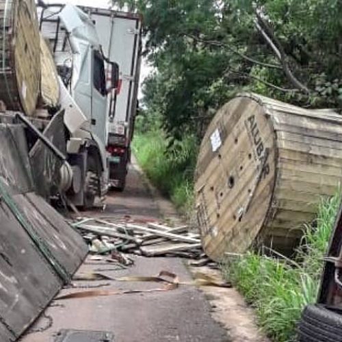 Bombeiros militares atendem vítima de engavetamento entre veículos na BR-153, próximo de Colinas