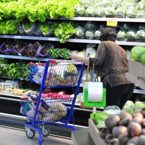 Tempo chuvoso faz preço das hortaliças aumentar nos supermercados