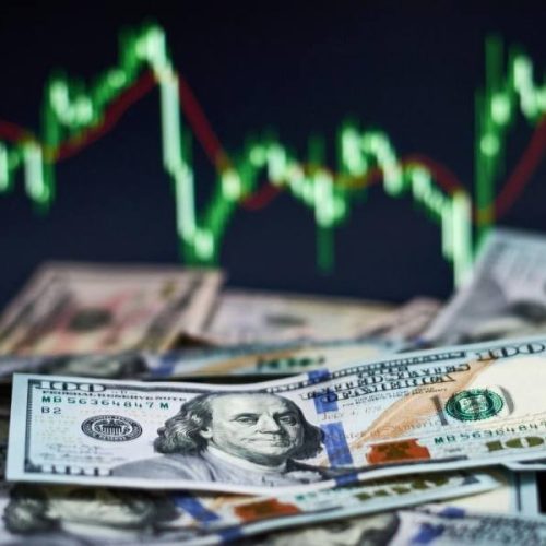 Dólar opera em alta nesta segunda-feira, 13