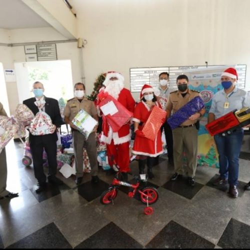 Mais de 300 crianças recebem presentes arrecadados pela PM para a campanha Papai Noel dos Correios