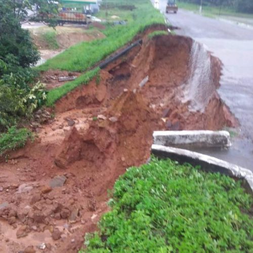 Chuvas em Monte Santo, faz rua inteira ficar alagada e represa abrir vasão para rompimento